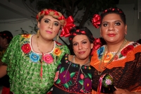 Jueves 8 de enero del 2014. Chiapa de Corzo. Las Chuntaes. Los danzantes vestidos a la usanza de las mujeres de la depresión central de Chiapas bailan y gritan en las calles de esta comunidad ribereña haciendo el llamado a la fiesta, algarabía y arrechura