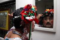 Jueves 8 de enero del 2014. Chiapa de Corzo. Las Chuntaes. Los danzantes vestidos a la usanza de las mujeres de la depresión central de Chiapas bailan y gritan en las calles de esta comunidad ribereña haciendo el llamado a la fiesta, algarabía y arrechura