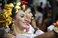 Jueves 8 de enero del 2014. Chiapa de Corzo. Las Chuntaes. Los danzantes vestidos a la usanza de las mujeres de la depresión central de Chiapas bailan y gritan en las calles de esta comunidad ribereña haciendo el llamado a la fiesta, algarabía y arrechura Jueves 8 de enero del 2014. Chiapa de Corzo. Las Chuntaes. Los danzantes vestidos a la usanza de las mujeres de la depresión central de Chiapas bailan y gritan en las calles de esta comunidad ribereña haciendo el llamado a la fiesta, algarabía y arrechura