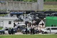 Los presos del penal El Amate en la ciudad de Cintalapa mantienen un motín desde la tarde de este miércoles sitiando las instalaciones las cuales son resguardadas por millar de elementos de las corporaciones policíacas, a la hora no a trascendido una vers