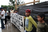 Lunes 3 de septiembre del 2018. Tuxtla Gutiérrez. Organizaciones sociales realizan una cadena humana rodeando las instalaciones del congreso local para protestar en contra de Manuel Velazco Coello