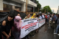 Lunes 3 de septiembre del 2018. Tuxtla Gutiérrez. Organizaciones sociales realizan una cadena humana rodeando las instalaciones del congreso local para protestar en contra de Manuel Velazco Coello