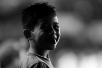 Sábado 18 de octubre del 2014. Tuxtla Gutiérrez. Claroscuros de un niño viendo el fut bol bajo la lluvia.