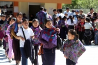 Lunes 20 de agosto del 2012. San Lorenzo Zinacantan. Las niñas indigenas portan con orgullo la vestimenta tradicional de los parajes de Los Altos de Chiapas, los cuales son elaborados en telares rudimentarios en las casas de las artesanas locales. Las jóv Lunes 20 de agosto del 2012. San Lorenzo Zinacantan. Las niñas indigenas portan con orgullo la vestimenta tradicional de los parajes de Los Altos de Chiapas, los cuales son elaborados en telares rudimentarios en las casas de las artesanas locales. Las jóv