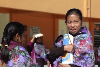 Lunes 20 de agosto del 2012. San Lorenzo Zinacantan. Las niñas indigenas portan con orgullo la vestimenta tradicional de los parajes de Los Altos de Chiapas, los cuales son elaborados en telares rudimentarios en las casas de las artesanas locales. Las jóv Lunes 20 de agosto del 2012. San Lorenzo Zinacantan. Las niñas indigenas portan con orgullo la vestimenta tradicional de los parajes de Los Altos de Chiapas, los cuales son elaborados en telares rudimentarios en las casas de las artesanas locales. Las jóv