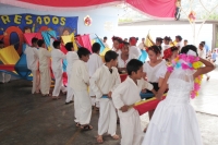 Domingo 10 de julio. Los niños de la escuela primaria Josefa Ortiz de Domínguez realizan trablas marciales y danzas tradicionales durante el cierre de actividades para el inicio de las vacaciones de verano.