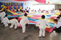 Domingo 10 de julio. Los niños de la escuela primaria Josefa Ortiz de Domínguez realizan trablas marciales y danzas tradicionales durante el cierre de actividades para el inicio de las vacaciones de verano.