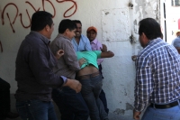 Lunes 27 de noviembre del 2017. Tuxtla Gutiérrez. Militantes de la CNC logran recuperar el edificio del PRi durante la manifestación que sostení­an militantes del municipio de Bochil en la plaza de Santo Domingo donde resultaron varios lesionados durant