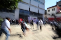 Lunes 27 de noviembre del 2017. Tuxtla Gutiérrez. Militantes de la CNC logran recuperar el edificio del PRi durante la manifestación que sostení­an militantes del municipio de Bochil en la plaza de Santo Domingo donde resultaron varios lesionados durant