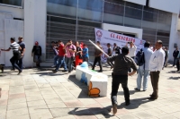 Lunes 27 de noviembre del 2017. Tuxtla Gutiérrez. Militantes de la CNC logran recuperar el edificio del PRi durante la manifestación que sostení­an militantes del municipio de Bochil en la plaza de Santo Domingo donde resultaron varios lesionados durant