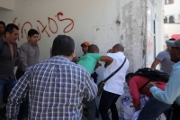 Lunes 27 de noviembre del 2017. Tuxtla Gutiérrez. Militantes de la CNC logran recuperar el edificio del PRi durante la manifestación que sostení­an militantes del municipio de Bochil en la plaza de Santo Domingo donde resultaron varios lesionados durant