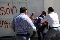 Lunes 27 de noviembre del 2017. Tuxtla Gutiérrez. Militantes de la CNC logran recuperar el edificio del PRi durante la manifestación que sostení­an militantes del municipio de Bochil en la plaza de Santo Domingo donde resultaron varios lesionados durant