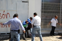 Lunes 27 de noviembre del 2017. Tuxtla Gutiérrez. Militantes de la CNC logran recuperar el edificio del PRi durante la manifestación que sostení­an militantes del municipio de Bochil en la plaza de Santo Domingo donde resultaron varios lesionados durant