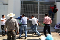 Lunes 27 de noviembre del 2017. Tuxtla Gutiérrez. Militantes de la CNC logran recuperar el edificio del PRi durante la manifestación que sostení­an militantes del municipio de Bochil en la plaza de Santo Domingo donde resultaron varios lesionados durant
