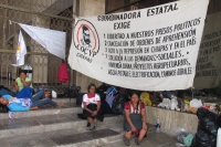 Martes 13 de marzo del 2012. Militantes de la organización COCYP continúan manifestándose en la entrada del edificio del congreso local para exigir la liberación de los presos de conciencia de las cárceles chiapanecas.