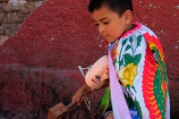 Lunes 12 de febrero del 2018. Ocosocuautla de Espinosa. Las Máscaras del Carnaval de Coita. Los Personajes ataviados con máscaras y vestimenta representativa recorren los diferentes barrios y las casas de fiesta Cohuinas donde bailan y gritan durante lo