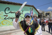 Miércoles 9 de marzo. La celebración del Carnaval Zoque Coiteco llega a sus últimos momentos con la algarabía del primer día; los danzantes recorren las calles bailando y gritando. Los Chores agitan sus chicotes, mientras que los cazadores van armados con