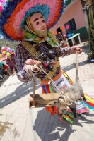 Miércoles 9 de marzo. La celebración del Carnaval Zoque Coiteco llega a sus últimos momentos con la algarabía del primer día; los danzantes recorren las calles bailando y gritando. Los Chores agitan sus chicotes, mientras que los cazadores van armados con
