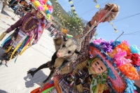 Miércoles 9 de marzo. La celebración del Carnaval Zoque Coiteco llega a sus últimos momentos con la algarabía del primer día; los danzantes recorren las calles bailando y gritando. Los Chores agitan sus chicotes, mientras que los cazadores van armados con