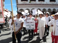Domingo 28 de octubre del 2012. San Cristóbal de las Casas. Habitantes de la colonial ciudad vuelven a salir a las calles para exigir a las autoridades que se detengan las invasiones de ranchos y predios en los Altos de Chiapas. Vestidos de blanco piden q