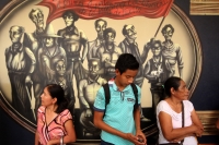 Martes 15 de agosto del 2017. Tuxtla Gutiérrez. Habitantes de las colonias populares de la ciudad se manifiestan exigiendo los servicios básicos para los pobladores. La protesta se realiza en las oficinas del presidente municipal tuxtleco.