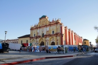 Viernes 8 de diciembre del 2017. San Cristóbal de las Casas. Las bardas de protección de los edificios públicos afectados por el fuerte sismo del 7 de septiembre se han convertido poco a poco en nuevos atractivos visuales en esta colonial ciudad del su