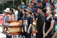 Jueves 3 de octubre del 2019. Tuxtla Gutiérrez. El cuerpo del fallecido Francisco Jiménez Pablo Fundador del Mocri Cnpa Mn es colocado en  la entrada del edificio del gobierno de Chiapas este medio día