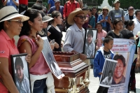 Jueves 3 de octubre del 2019. Tuxtla Gutiérrez. El cuerpo del fallecido Francisco Jiménez Pablo Fundador del Mocri Cnpa Mn es colocado en  la entrada del edificio del gobierno de Chiapas este medio día