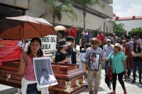 Jueves 3 de octubre del 2019. Tuxtla Gutiérrez. El cuerpo del fallecido Francisco Jiménez Pablo Fundador del Mocri Cnpa Mn es colocado en  la entrada del edificio del gobierno de Chiapas este medio día