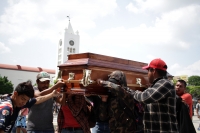 Jueves 3 de octubre del 2019. Tuxtla Gutiérrez. El cuerpo del fallecido Francisco Jiménez Pablo Fundador del Mocri Cnpa Mn es colocado en  la entrada del edificio del gobierno de Chiapas este medio día