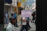 Lunes 4 de septiembre del 2017. Tuxtla Gutiérrez. Elementos policiacos resguardan las calles de la ciudad mientras que los comuneros de Nicolás Ruí­z marchan sobre la Avenida Central y se manifiestan bloqueando las calles del primer cuadro de la ciudad.
