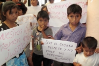 Martes 12 de julio. Pobladores de la comunidad las Conchitas del municipio de Santo de Agua protestan en la ciudad de San Cristóbal de las Casas después de ser desplazados por grupos paramilitares quienes los golpearon, destruyeron viviendas  y amenazaron