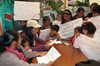 Martes 12 de julio. Pobladores de la comunidad las Conchitas del municipio de Santo de Agua protestan en las instalaciones del PNYD de la ONU en la ciudad de San Cristóbal de las Casas después de ser desplazados por grupos paramilitares quienes los golpea