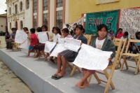 Lunes 18 de julio. Las familias de indígenas Choles de la comunidad Las Conchitas ahora se plantan en la Plaza de la Catedral de la Paz después de permanecer 15 días desplazados y 7 de mantener un plantón indefinido en las instalaciones del CNDH en la col