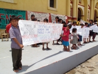 Lunes 18 de julio. Las familias de indígenas Choles de la comunidad Las Conchitas ahora se plantan en la Plaza de la Catedral de la Paz después de permanecer 15 días desplazados y 7 de mantener un plantón indefinido en las instalaciones del CNDH en la col