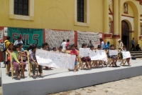 Lunes 18 de julio. Las familias de indígenas Choles de la comunidad Las Conchitas ahora se plantan en la Plaza de la Catedral de la Paz después de permanecer 15 días desplazados y 7 de mantener un plantón indefinido en las instalaciones del CNDH en la col