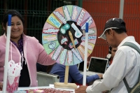 Varios jóvenes de organizaciones sociales se reúnen en el Parque de La Juventud para realizar actividades de concientización y uso de preservativos durante al Fiesta del Día Mundial del Condón previo al 14 de febrero