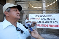 Jueves 5 de diciembre del 2013. Tuxtla Gutiérrez. Socios de la empresa que administra al Conejo Bus protestan en la entrada del Congreso local para exigir que se realicen los pagos correspondientes a los meses que se les adeuda.