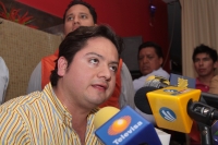 Jueves 2 de febrero del 2012. Yassir rompe el dialogo con PRD nacional. Tuxtla Gutiérrez, Chiapas. Leonardo León Alcázar,  consejero del PRD nacional en conferencia de prensa da a conocer que el Alcalde de Tuxtla no declina su participación en la encuesta