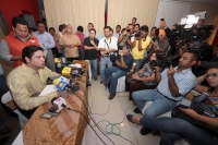 Jueves 2 de febrero del 2012. Yassir rompe el dialogo con PRD nacional. Tuxtla Gutiérrez, Chiapas. Leonardo León Alcázar,  consejero del PRD nacional en conferencia de prensa da a conocer que el Alcalde de Tuxtla no declina su participación en la encuesta