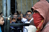 Jueves 15 de noviembre del 2018. Tuxtla Gutiérrez. Varias personas ««brincan»» la reja de entrada del recinto legislativo Chiapaneco de que estas instalaciones son tomadas durante las protestas magisteriales de este medio dí­a.