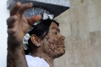 Miércoles 30 de octubre del 2019. Tuxtla Gutiérrez. Algunos personajes vestidos como indígenas zoques representan a algunos zombis esta medio día en las instalaciones del Congreso del Estado