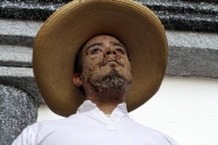 Miércoles 30 de octubre del 2019. Tuxtla Gutiérrez. Algunos personajes vestidos como indígenas zoques representan a algunos zombis esta medio día en las instalaciones del Congreso del Estado