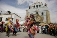 Continúan las celebraciones del Carnaval Zoque en la comunidad de Ocosocuaulta, donde se conviven las danzas tradicionales y la alegría de las fiestas populares. En esta localidad puede observarse en una calle a jóvenes librando una fuerte batalla de agua