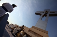Miércoles 25 de abril del 2012. Christopher Pierre durante la ceremonia litúrgica de esta tarde en el Cristo de Copoya.