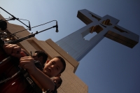 Miércoles 25 de abril del 2012. Christopher Pierre durante la ceremonia litúrgica de esta tarde en el Cristo de Copoya.