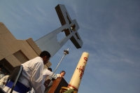 Miércoles 25 de abril del 2012. Christopher Pierre durante la ceremonia litúrgica de esta tarde en el Cristo de Copoya.