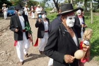 Jueves 23 de junio. Los danzantes zoques de Tuxtla Gutiérrez, se reúnen en esta mañana para realizar las danzas tradicionales “Nas Etzé”del Corpus para visitar posteriormente las casas de los priostes de esta tradición y terminar llevando las enramas y so