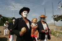 Jueves 23 de junio. Los danzantes zoques de Tuxtla Gutiérrez, se reúnen en esta mañana para realizar las danzas tradicionales “Nas Etzé”del Corpus para visitar posteriormente las casas de los priostes de esta tradición y terminar llevando las enramas y so Jueves 23 de junio. Los danzantes zoques de Tuxtla Gutiérrez, se reúnen en esta mañana para realizar las danzas tradicionales “Nas Etzé”del Corpus para visitar posteriormente las casas de los priostes de esta tradición y terminar llevando las enramas y so