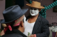 Jueves 23 de junio. Los danzantes zoques de Tuxtla Gutiérrez, se reúnen en esta mañana para realizar las danzas tradicionales “Nas Etzé”del Corpus para visitar posteriormente las casas de los priostes de esta tradición y terminar llevando las enramas y so
